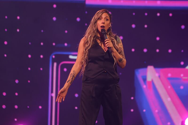 Risas y aplausos surgían de vez en cuando en la rutina de humor que presentó la humorista Pamela Cisterna, más conocida como Pam Pam en el Festival de Viña del Mar 2025. 
De entrada asumió que podía ser confundida con la esposa de Pedro Ruminot y bromeó que “está cagada la Alison Mandel”, en relación a su parecido, tanto físico como en estilo de humor. 
De hecho, también bromeó con el gusto de algunas mujeres por los hombres con problemas, lo que recordó chistes mencionados en otras ediciones. 
Habló harto de la sexualidad, las partes íntimas, fiestas, excesos y drogas. Pero aún así la conexión con el público, en su mayoría juvenil, no era el éxtasis que se esperaba. Opinión que se repitió en X. 
“Amiga : como te explico que no me interesan tus carretes reventados de loser, ni tus dramas irrelevantes, ni tus copetes , ni la droga , ni el semen de no sé quién . Sorry. Bye”, escribió una cibernauta. 
“No me he reído casi nada con la Pam Pam, pero quiero que tenga éxito para que George Harris sea el único fracaso de este año", comentó otro.