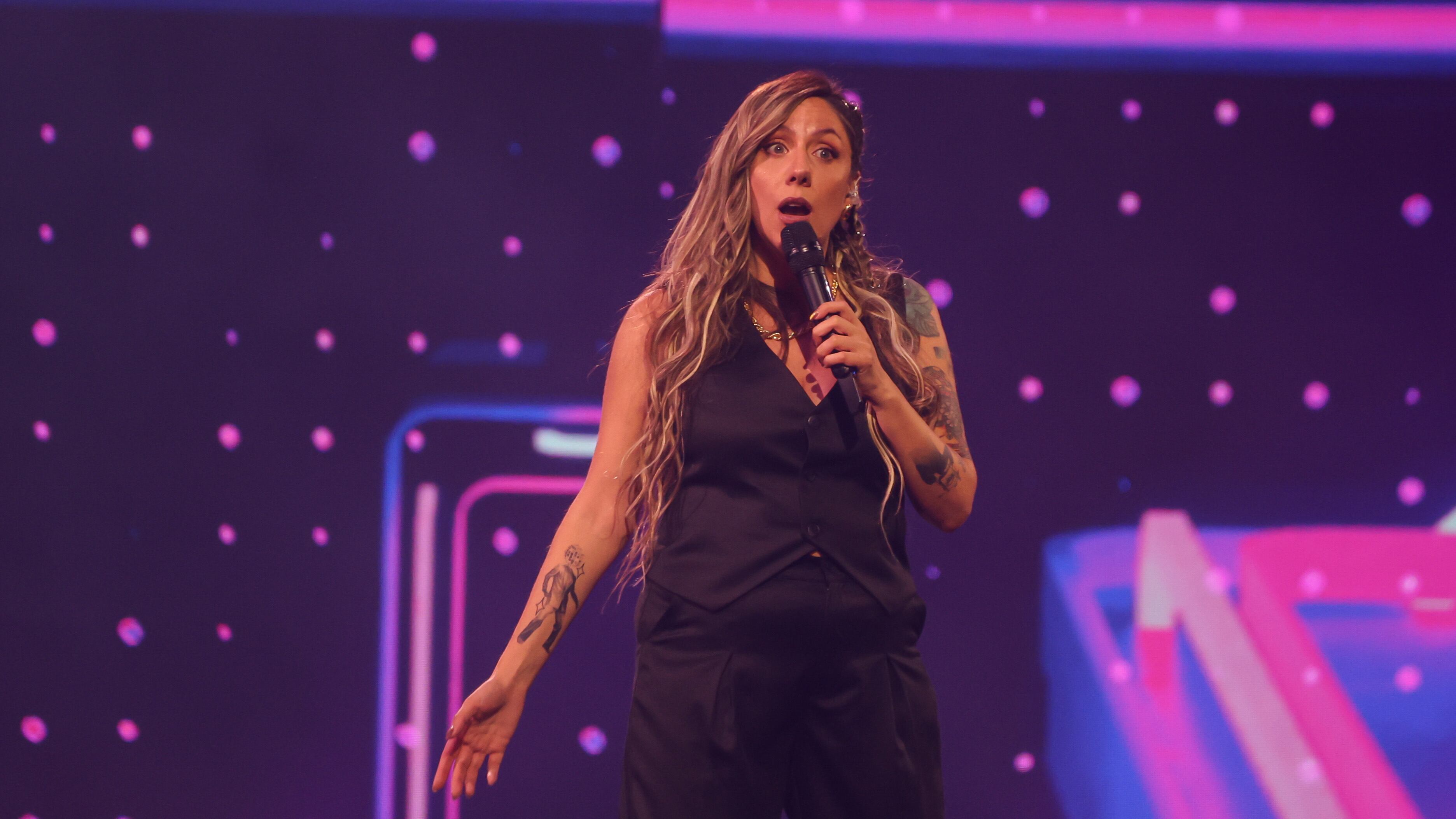 Risas y aplausos surgían de vez en cuando en la rutina de humor que presentó la humorista Pamela Cisterna, más conocida como Pam Pam en el Festival de Viña del Mar 2025.
De entrada asumió que podía ser confundida con la esposa de Pedro Ruminot y bromeó que “está cagada la Alison Mandel”, en relación a su parecido, tanto físico como en estilo de humor.
De hecho, también bromeó con el gusto de algunas mujeres por los hombres con problemas, lo que recordó chistes mencionados en otras ediciones.
Habló harto de la sexualidad, las partes íntimas, fiestas, excesos y drogas. Pero aún así la conexión con el público, en su mayoría juvenil, no era el éxtasis que se esperaba. Opinión que se repitió en X.
“Amiga : como te explico que no me interesan tus carretes reventados de loser, ni tus dramas irrelevantes, ni tus copetes , ni la droga , ni el semen de no sé quién . Sorry. Bye”, escribió una cibernauta.
“No me he reído casi nada con la Pam Pam, pero quiero que tenga éxito para que George Harris sea el único fracaso de este año", comentó otro.