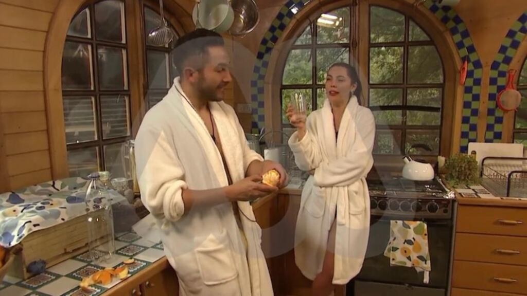 Desde La Cabaña de Mega, ubicada en el Cajón del Maipo, Daniela Aránguiz realizó íntimas confesiones respecto al arte amatorio, revelando con cuántos hombre ha estado en su vida y con cuál exparticipante del programa Rojo tendría una noche de pasión, en caso de estar con alguien del mismo sexo. 
Eso y más es parte del adelanto exclusivo al cual tuvo acceso Publimetro, respecto al capítulo debut que será emitido esta noche por las pantallas de Mega, bajo la conducción de la animadora Karen Doggenweiler.