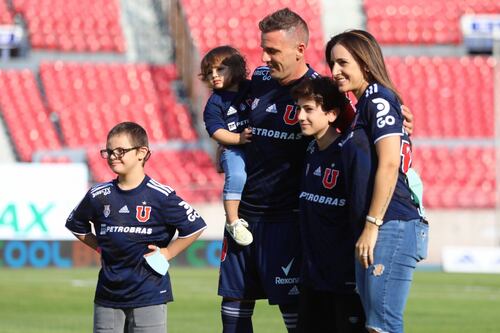 Hijo de Walter Montillo emociona a cibernautas en adiós de su padre a la “U”