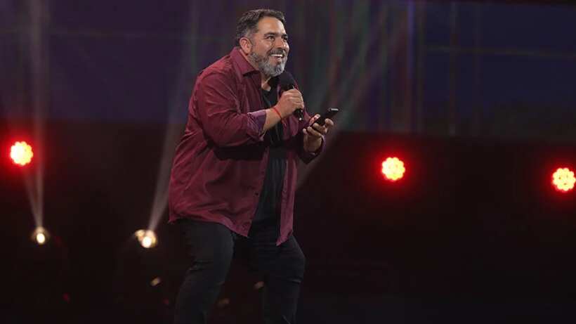 Villegas hizo una innovación contando un chiste sobre narcotraficantes, tópico que en la Quinta prácticamente nunca ha sido usado. Pese a lo arriesgado de la propuesta, el “Monstruo” la tomó de buena gana. Claro que también logró sostener frases que pueden ser recordables, como el “un minuto es mucho tiempo”, haciendo referencias al tiempo que según él cuentan los hombres en las relaciones seuales.
A lo largo de la rutina, Villegas fue rápido, a veces alzó la voz (casi llegando a los gritos) y sus garabatos aparecieron cuando correspondían. No quedará en la historia de las rutinas memorables del Festival (como la de Coco Legrand en 2000, o cada una de las actuaciones de Dinamita Show), pero cumplió el cometido de manera más que correcta. Desde un inicio, consiguió lo más difícil para los comediantes, que la gente enganchara con él y lo siguiera. La gente, al final, lo aplaudió de pie y le entregó las Gaviotas de Plata y Oro.