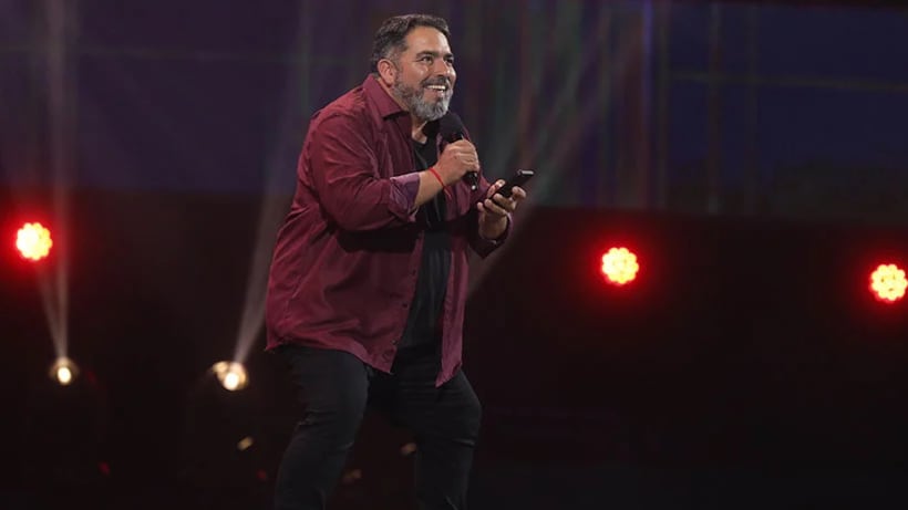 Villegas hizo una innovación contando un chiste sobre narcotraficantes, tópico que en la Quinta prácticamente nunca ha sido usado. Pese a lo arriesgado de la propuesta, el “Monstruo” la tomó de buena gana. Claro que también logró sostener frases que pueden ser recordables, como el “un minuto es mucho tiempo”, haciendo referencias al tiempo que según él cuentan los hombres en las relaciones seuales.
A lo largo de la rutina, Villegas fue rápido, a veces alzó la voz (casi llegando a los gritos) y sus garabatos aparecieron cuando correspondían. No quedará en la historia de las rutinas memorables del Festival (como la de Coco Legrand en 2000, o cada una de las actuaciones de Dinamita Show), pero cumplió el cometido de manera más que correcta. Desde un inicio, consiguió lo más difícil para los comediantes, que la gente enganchara con él y lo siguiera. La gente, al final, lo aplaudió de pie y le entregó las Gaviotas de Plata y Oro.