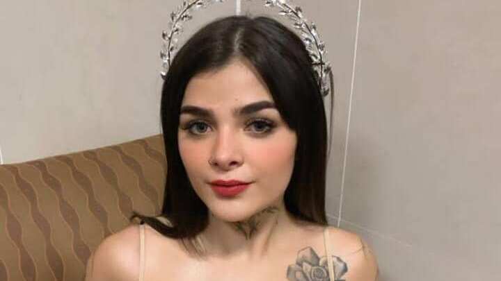 Karely Ruiz se besa con otra mujer durante evento de modelaje