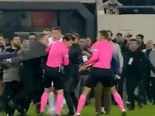 ¡Terrible! Así fue la golpiza que le dieron a un árbitro en Turquía en pleno campo de juego