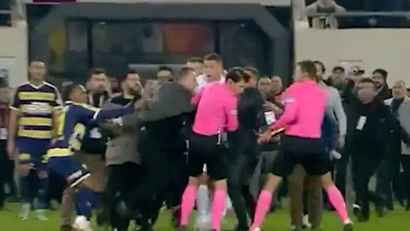 ¡Terrible! Así fue la golpiza que le dieron a un árbitro en Turquía en pleno campo de juego
