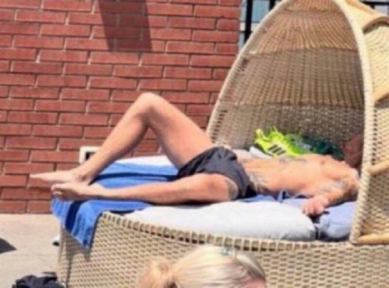 Harry Styles tomando sol en Chile, Vía Twitter