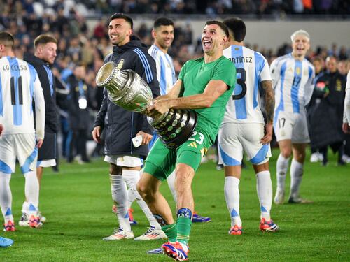 FIFA suspende dos partidos al polémico “Dibu” Martínez debido a sus comportamientos ofensivos