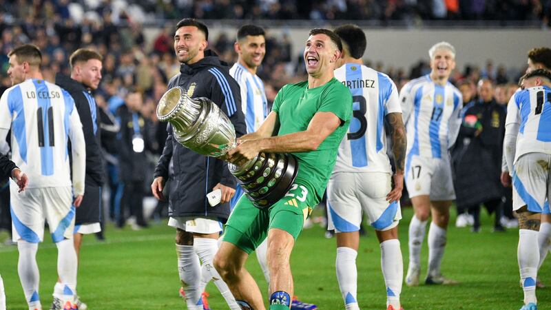 FIFA suspende dos partidos al polémico “Dibu” Martínez debido a sus comportamientos ofensivos