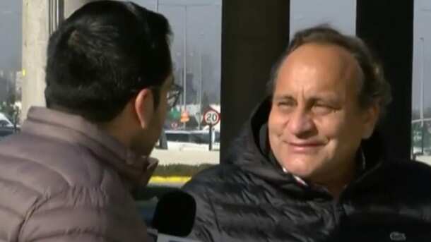 El proyecto de la discordia se denomina “Conjunto Armónico Bellavista” y contempla tres torres residenciales, una de las cuales ya está funcionando y otra no se encuentra construida.
El problema abarca al segundo edificio, que si bien está listo para ser entregado, la Recepción Municipal de Recoleta no ha dado el permiso para que pueda ser habitada al acusar que sus 16 pisos exceden los 9 establecidos en el plan regulador.
El caso llegó hasta la Corte Suprema, donde se rechazó un recurso de protección que buscaba la entrega de los departamentos retenidos.