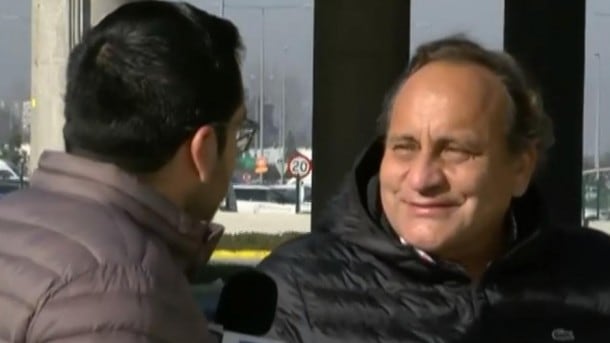 El proyecto de la discordia se denomina “Conjunto Armónico Bellavista” y contempla tres torres residenciales, una de las cuales ya está funcionando y otra no se encuentra construida.
El problema abarca al segundo edificio, que si bien está listo para ser entregado, la Recepción Municipal de Recoleta no ha dado el permiso para que pueda ser habitada al acusar que sus 16 pisos exceden los 9 establecidos en el plan regulador.
El caso llegó hasta la Corte Suprema, donde se rechazó un recurso de protección que buscaba la entrega de los departamentos retenidos.