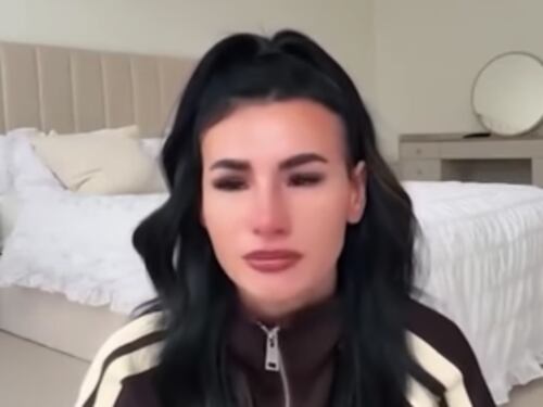 ¿Quién es la influencer británica que fingió tener cáncer para recibir donaciones?