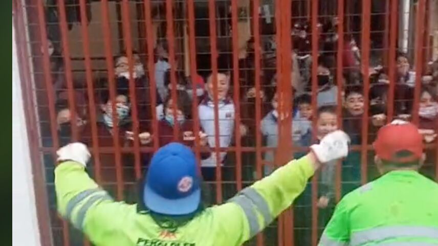 Los trabajadores bailaron con los niños