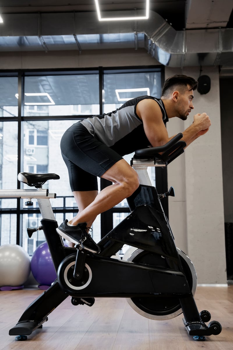 Las clases de spinning ofrecen una amplia gama de beneficios para la salud y la condición física.  Foto: Freepik.