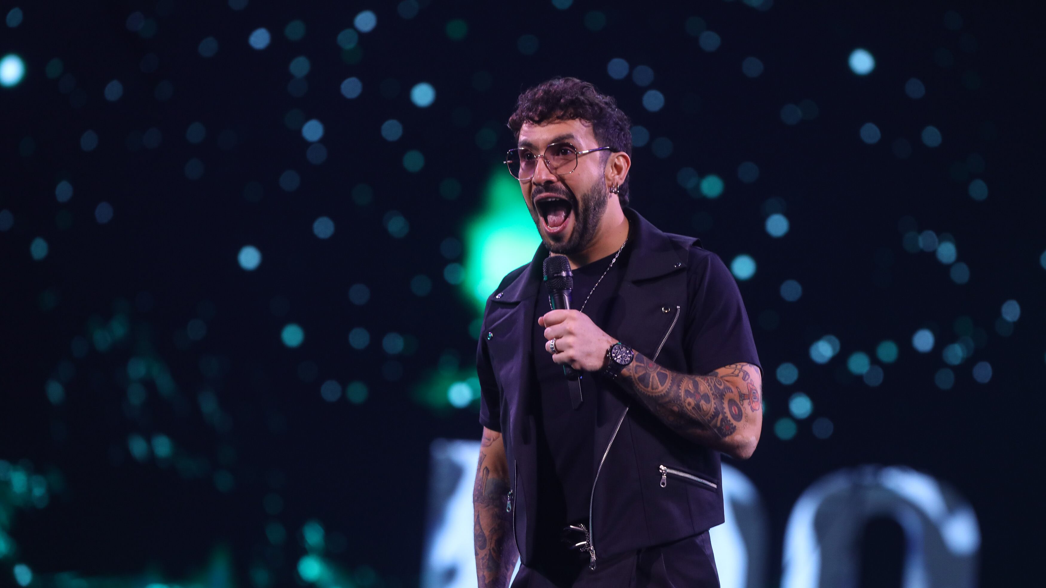 Así como bromeó sobre la muerte de Sebastián Piñera, Edo Caroe también trajo a colación, de manera literal, la tragedia ocurrida en 1972 en la cordillera de Los Andes cuando rugbistas uruguayos tuvieron que alimentarse de los cuerpos de sus amigos fallecidos para sobrevivir
Dando muestras de un humor ácido y negro a flor de piel, hizo reír a la Quinta Vergara, demostrando que la risa surge hasta de los temas más “prohibidos”.
Todo partió cuando simuló un tropiezo con el parlante que estaba sobre el escenario y señaló que estaba adolorido porque “entrené piernas”, dijo burlándose de quienes se jactan de ir al gimnasio.
Eso le dio pie (literal) para recordar la tragedia, a modo de promocionar la película La Sociedad de la Nieve, exhibida en Netflix
Edo Caroe sin miedo al éxito
“Está esa gente que entrena piernas y se da color diciendo que ‘hoy tocó piernas. ’Tocó piernas’ es algo que pudo haber dicho una persona que fue al gimnasio o un rugbista uruguayo en los Andes”, dijo desatando las carcajadas, tal como cuando contó el chiste en relación a la muerte de Sebastián Piñera.
Y continuó, demostrando que su humor es sin miedo al éxito ni a las funas.
“Ya pero las caras de espanto. ¿Ustedes creen que ellos no bromearon con eso en algún momento diciendo ‘oye, tocó pierna? ¿O que dijeron ‘¿no hay otra cosa? No, no hay mano", desatando nuevas risas.
Y continuó.
“Eso de comerse a los amigos, a menos que estés en el Frente Amplio, no se estila“, aprovechó de repasar a sus militantes.
“Lo que les pasó fue terrible pero ahora recorren el mundo dando charlas, han escrito libros, han sido invitados a programas de televisión, a MasterChef no por supuesto”, agregó.
Pero, para cerrar, lo hizo también con otro remate.
“Esos eran los últimos chistes de este bloque para personas que están espantadas porque ya sé que son chistes difíciles de digerir, como un codo”, cerró.