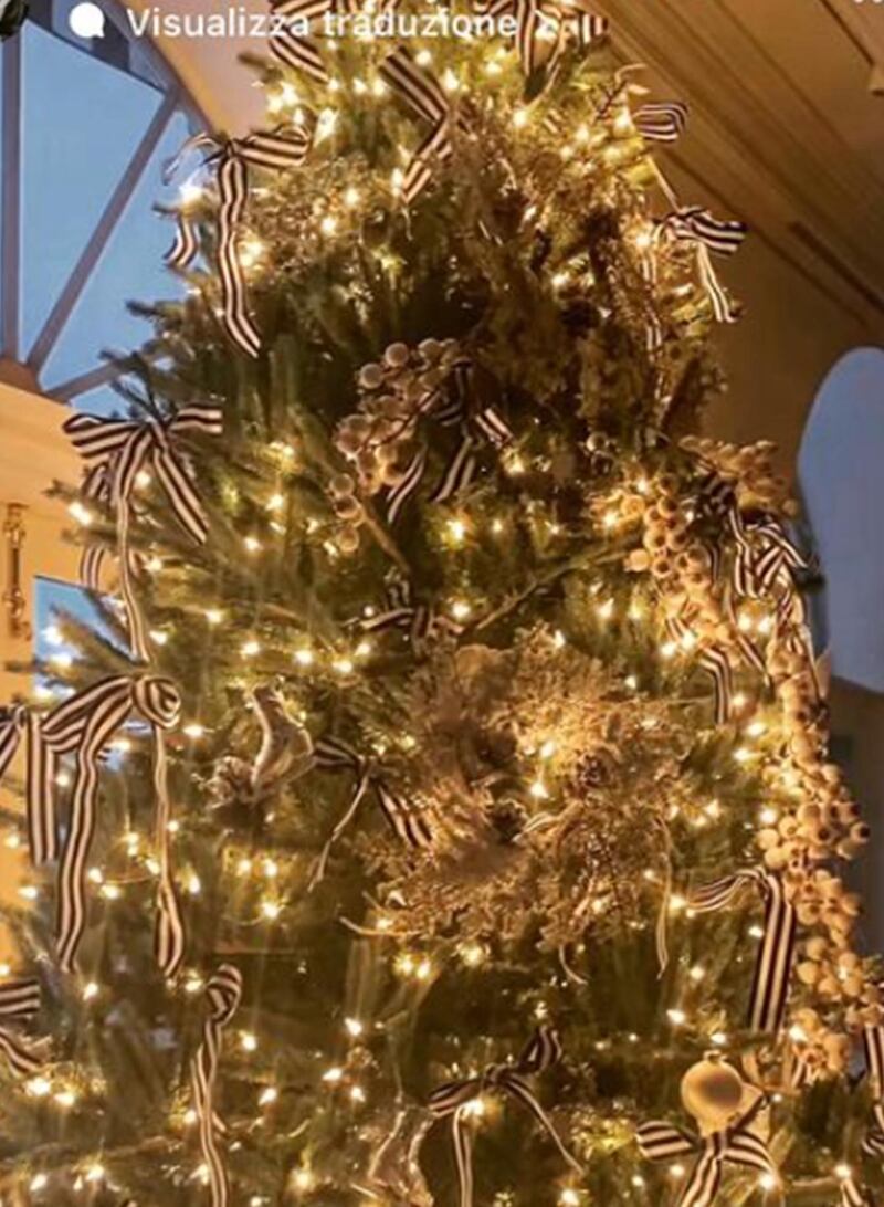 Catherine Zeta-Jones muestra su árbol navideño al estilo de Merlina