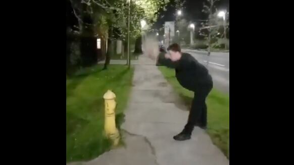 Joven rompió grifo en Las Condes y ahora lo buscan