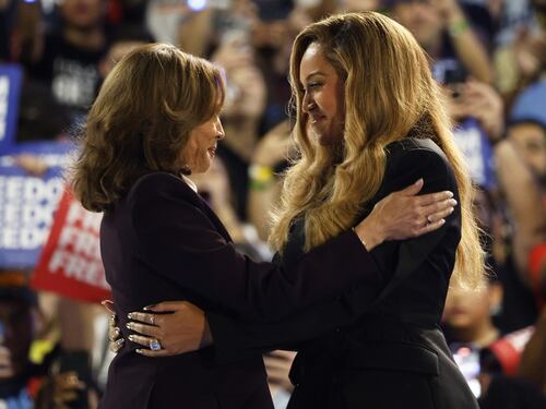 Beyoncé le entrega respaldo a Kamala Harris en un acto de campaña en Houston: “Estoy aquí como una madre”