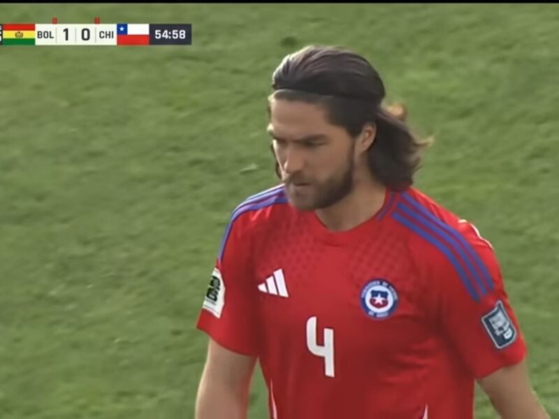 El defensa se disculpó este miércoles en sus redes sociales por la expulsión que sufrió ayer en la derrota de la selección chilena ante Bolivia.