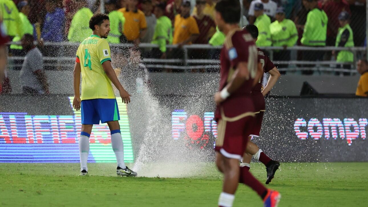 Se prenden los aspersores de riego al minuto 93' en el Estadio Monumental de Maturín