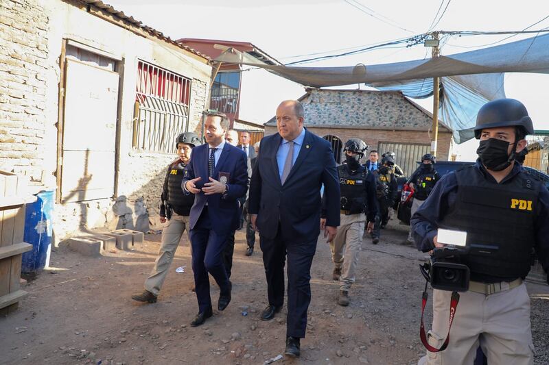 El mega operativo de la PDI en la Región Metropolitana -para fiscalizar y desbaratar a las bandas criminales que han convertido las tomas ilegales en sus verdaderas oficinas para la realización de delitos- generó opiniones divididas entre los animadores de los matinales Mucho Gusto de Mega y Contigo en la mañana de CHV.
Así, mientras José Antonio Neme celebró la medida, diciendo en buen chileno que a los delincuentes se les “acabó el hueveo”, Julio César Rodríguez puso más mesura ante los resultados de toda la parafernalia policial, considerando que solo se trataba de un operativo “simbólico”.
“Lo voy a decir en chileno. La gente cuando ve estos operativos, percibe primero coordinación y segundo que se acabó el hueveo. O sea, se acabó el tener una fábrica ilegal, un Dubai, un lugar donde se sacan cocinerías y nadie le importa y nunca llega nadie, no. Se acabó. Aparecieron 30 funcionarios, armados, entraron y ordenaron la cuestión. Eso es lo que la gente quiere ver”, dijo Neme de manera enfática, sacando aplausos en las redes sociales.
“Neme presidente”, “Cada día “le amo” más a ese hombre”, fueron algunos comentarios que le escribieron en la cuenta de Instagram de Mucho Gusto,
Pero, desde la vereda del frente, Julio César Rodríguez fue más bien cauto, cuestionado si era un operativo efectivo o solo un acto mediático. Esto, por el elegante vestuario que lució el Fiscal Nacional y el jefe de la PDI al llegar a la toma de Cerrillos.