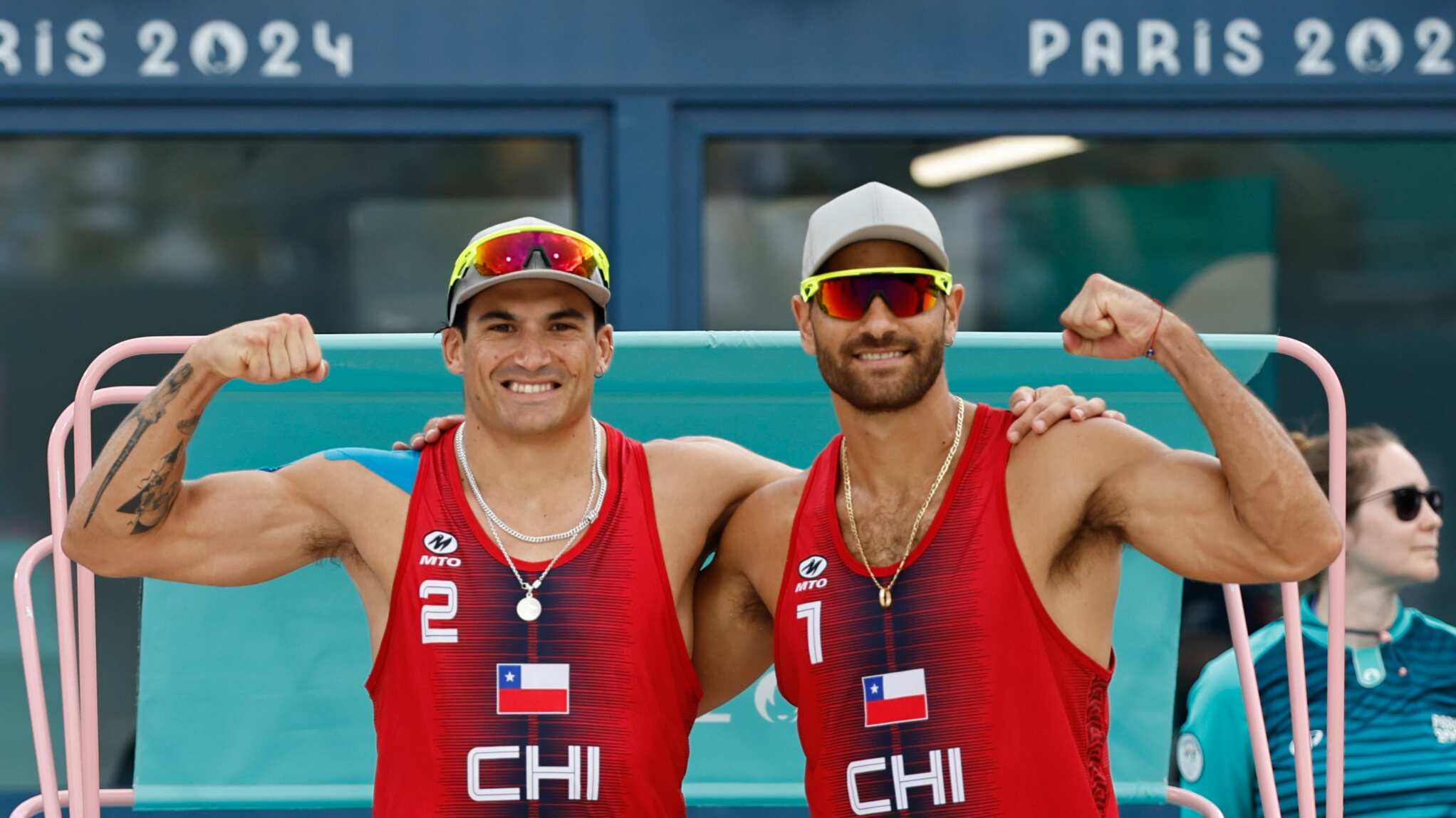 La dupla chilena ganó este sábado en los JJ.OO. París 2024 luego del retiro de uno de sus rivales por lesión.