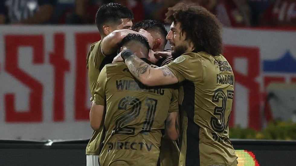 Jugadores albos celebran su clasificación a los cuartos de final de Copa Libertadores luego de vencer por 2-1 a Junior de Barranquilla.