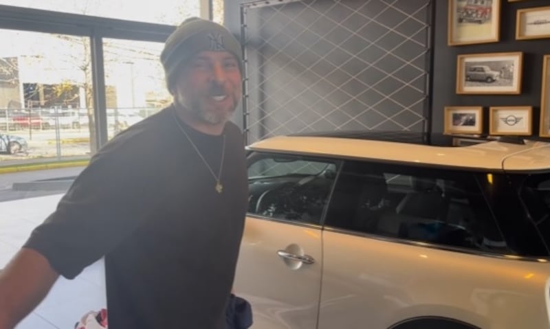 El periodista realizará un test drive de un mes en el Mini que adquirió este jueves.