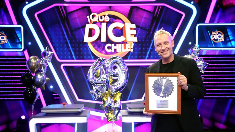 Martín Cárcamo celebra sus 49 años en “¡Qué dice Chile!” y equipo bromea con torta de cumpleaños