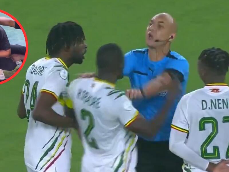 Show en la Copa África: Árbitro empujó a jugador y ‘lavaron’ a un técnico mientras lloraba