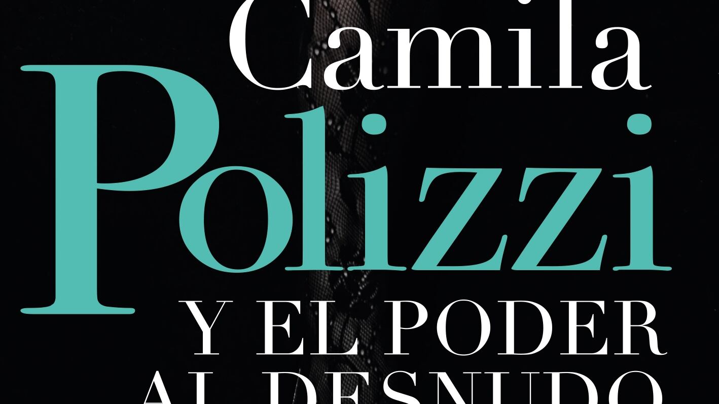 “Camila Polizzi y el poder al desnudo” es una investigación periodística de Maximiliano Alarcón que narra la historia de Camila Polizzi, partiendo desde la influencia de sus antepasados, su ambición temprana por ser reconocida, su impulsiva carrera política y los personajes del poder que buscaron explotar su imagen para sus propias ambiciones.
Contando la historia desde el primer Polizzi que llegó a Concepción, proveniente de Sicilia, el libro de 197 páginas narra su infancia en un barrio de clase media, su adolescencia fiestera y la deserción escolar de quien actualmente se encuentra investigada por el Caso Convenios y vende contenido erótico en plataformas para adultos, mientras cumple con su arresto domiciliario.
La bohemia en la adultez, el provecho que le podía sacar a su atractivo, se juntan a las anécdotas tras los videos que la hicieron famosa durante el estallido social, las cuales e leen con total rapidez en los 17 capítulos que dan vida a la investigación.