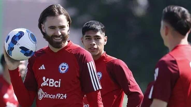 El delantero chileno-británico reconoció haber asistido al ciento por ciento de sus clases de español, tanto en su paso por Villarreal como en Sheffield United. Su objetivo es llegar a la Copa América con el idioma aprendido según se lo pidió el técnico Ricardo Gareca.