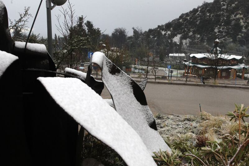 En horas de esta madrugada, nieve se registra en el sector Las Vizcachas de la comuna de Puente Alto.
