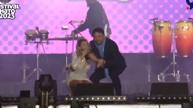 Las caídas de los famosos, al parecer, están a la orden del día. Primero fue Karol Lucero quien se fue de espaldas en el programa El Purgatorio, cayendo del escenario a más de un metro de altura. Ahora, Camila Andrade fue quien sufrió un pequeño impasse mientras animaba el festival de Dichato, junto a Daniel Valenzuela.
Fue su largo vestido blanco, con abertura en la pierna que le jugó una mala pasada y provocó que se enredara en sus zapatos de taco alto, generando que perdiera el equilibrio y cayera al suelo.
Todo esto, en el momento que se disponían a presentar al grupo de cumbia Noche de Brujas, liderado por el cantante Kanela.