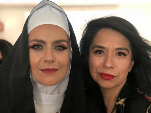 Anita Tijoux contrajo matrimonio usando zapatillas y con Natalia Valdebenito vestida de monja