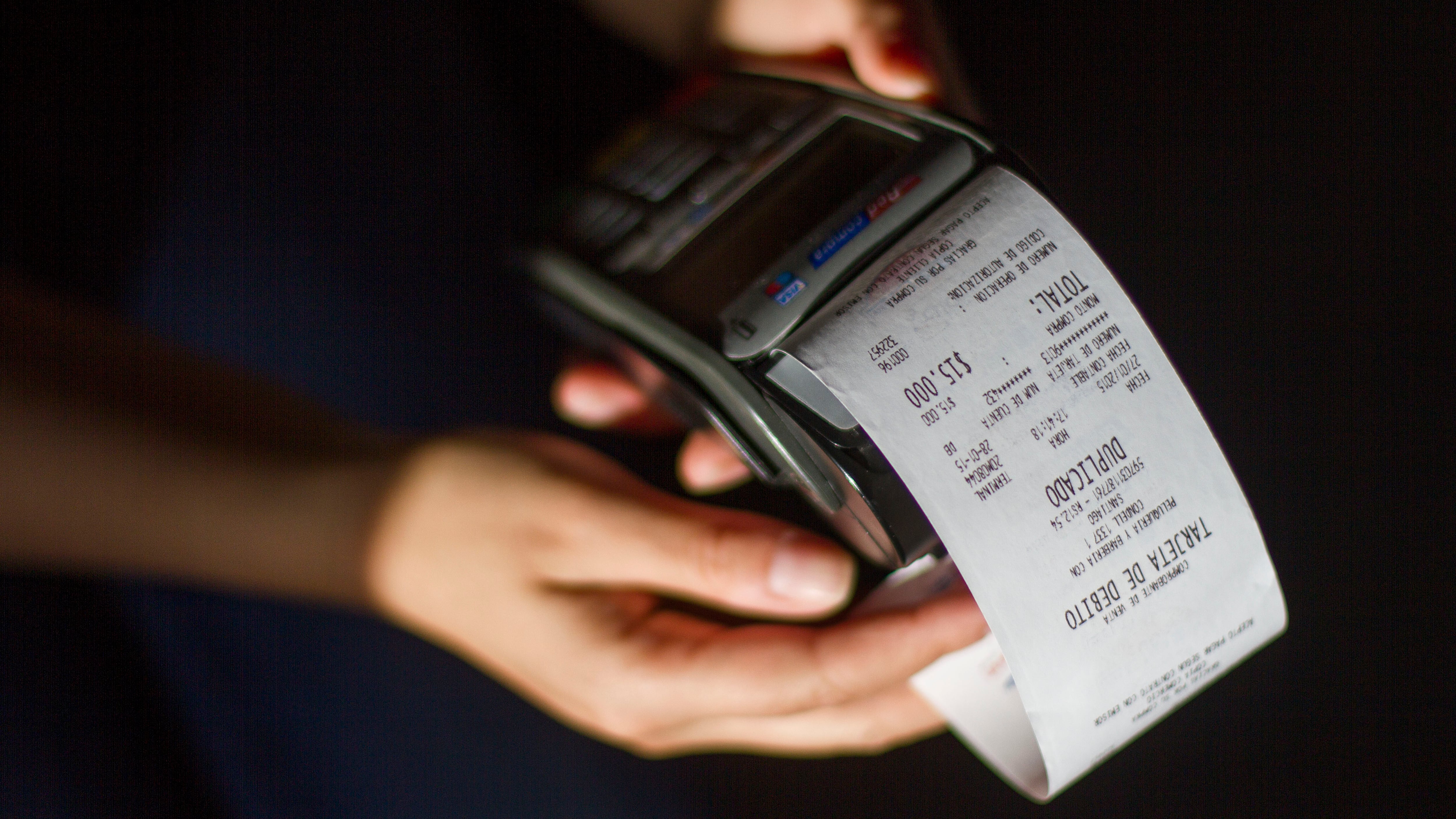 Comprobantes de Redcompra será equivalente a la boleta de ventas y servicios | 27 de Enero de 2015/SANTIAGO
El Servicio de Impuestos Internos (SII) convirtió el Voucher o vale entregado por la máquina de pago o POS en una la boleta que se deberá entregar al comprador en todas las transacciones a través de medios electrónicos.
FOTO:DAVID CORTES SEREY/AGENCIAUNO.