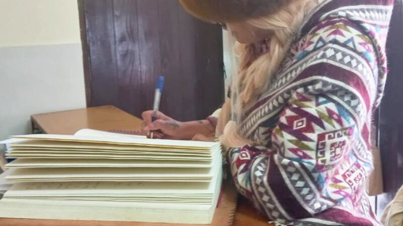 Karol G en Machu Picchu: ‘Bichota’ firma libro de personalidades pero llama la atención por error ortográfico