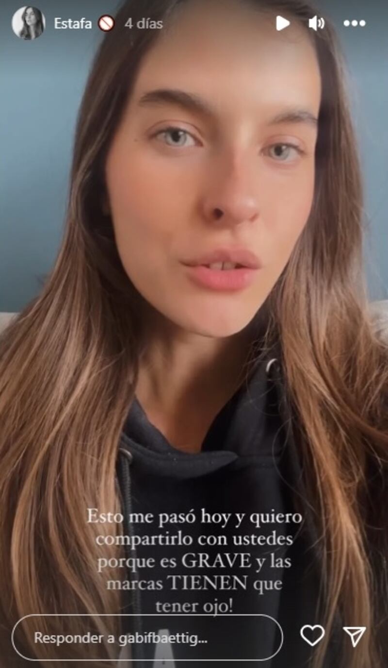 La modelo acusó haber sido suplantada por otra mujer en una tienda de moda.