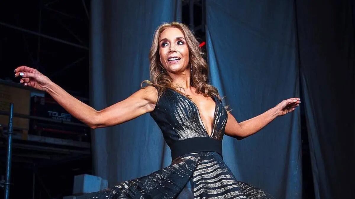 En primer lugar fue su compañero de Mucho Gusto, José Antonio Neme, quien destacó sus grandes cualidades profesionales y como persona. Indicando que, a pesar de que también ha tenido algunos desaciertos, siempre logró salir adelante, lo que la hace aún más importante.
Posteriormente, el canal quiso dejar en claro que es una de las animadoras más queridas y bien posicionadas, y mostraron un recuento de sus más de 30 años de trayectoria, recibiendo los saludos de sus colegas televisivos, entre ellos Rafael Araneda, quien le dedicó emotivas palabras. Participación que no sería al azar, puesto que su nombre figura como su posible acompañante.