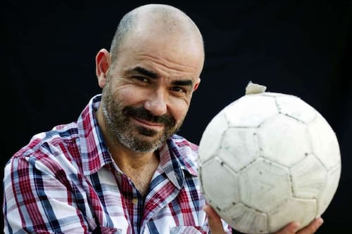 Sacheri anuncia película sobre ídolo del fútbol argentino y la Guerra de Las Malvinas