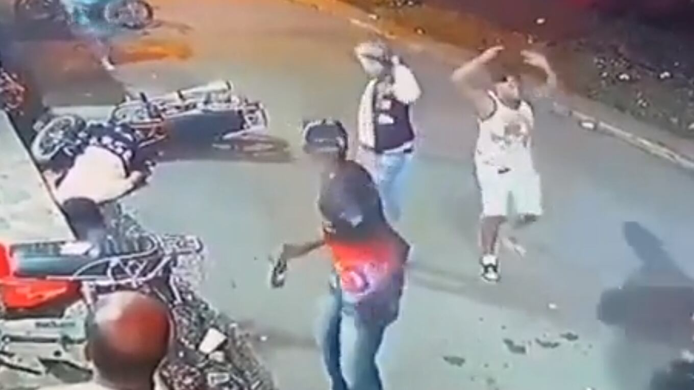 Ladrón dispara por error y asesina a su cómplice en pleno atraco.