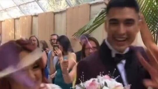 Christell Rodríguez llegando al altar