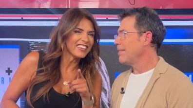 La periodista conduce el noticiario de TV+ junto al abogado y actor, Álvaro Escobar.