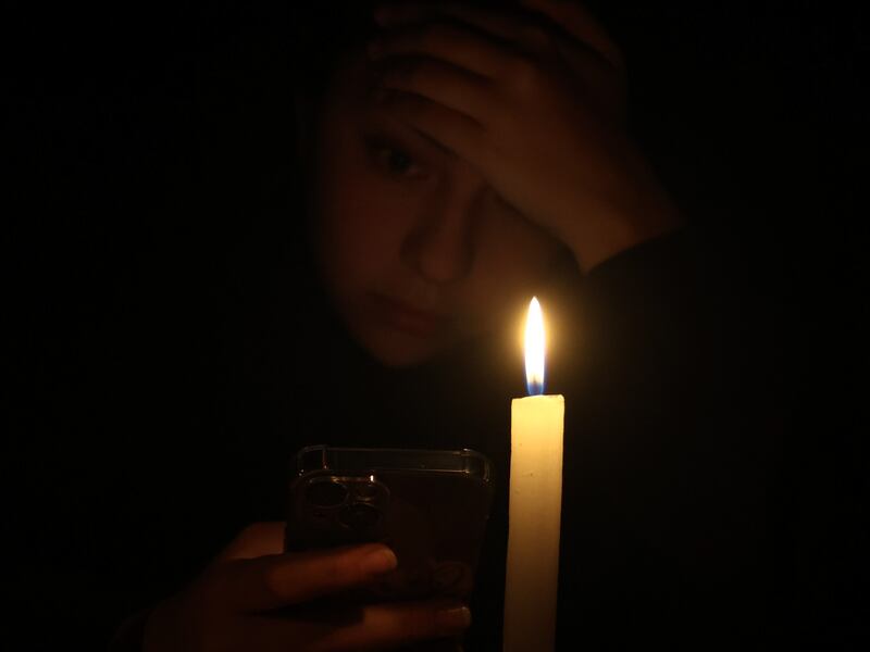 Crisis energética por cortes de luz en Cañete: vecinos angustiados por más de 60 horas sin el servicio debido al sistema frontal