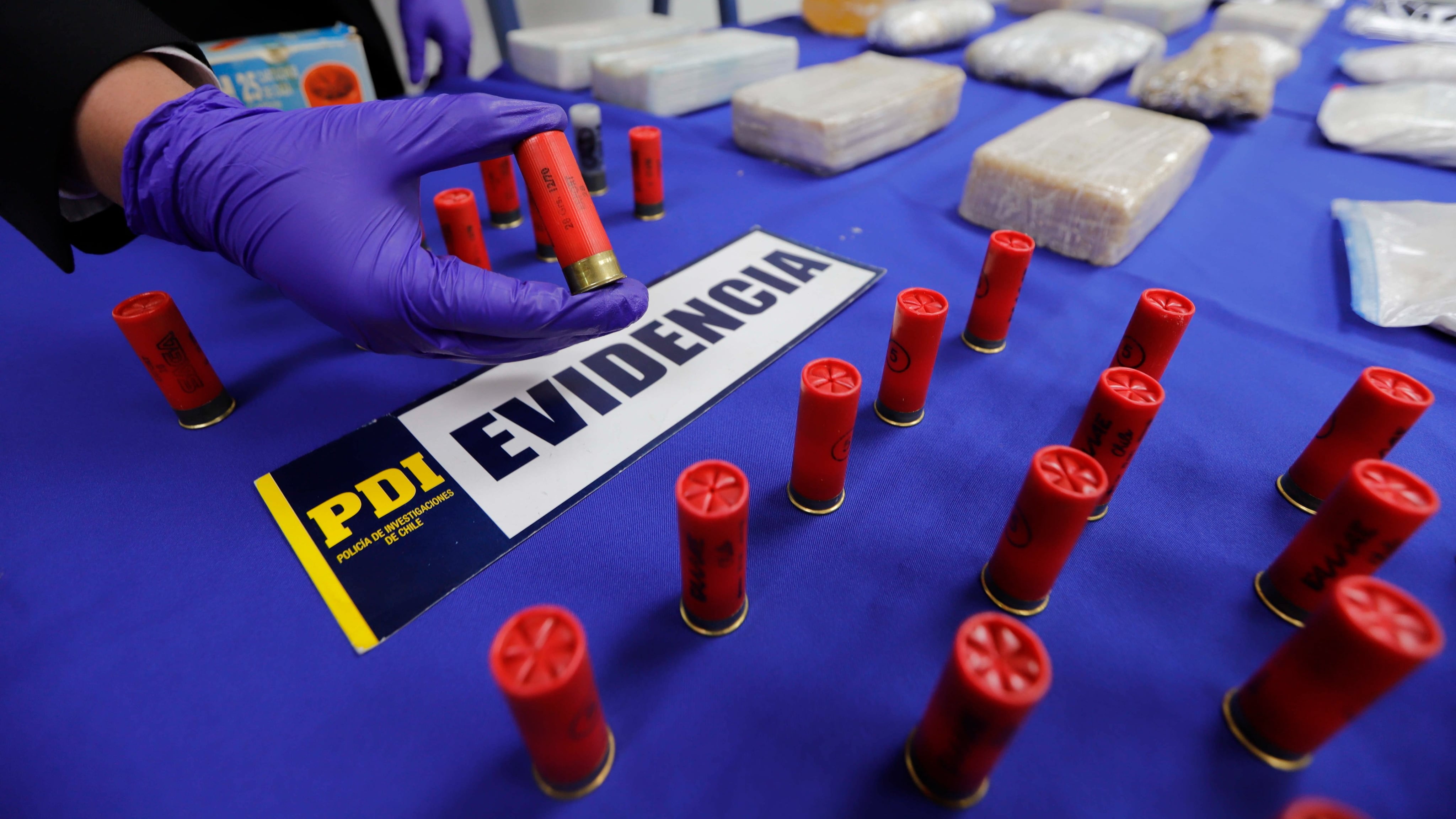 En el operativo de la PDI fueron detenidos un exconcejal de Iquique, un exPDI y un exmilitar del Ejército involucrados en la banda de antisociales.