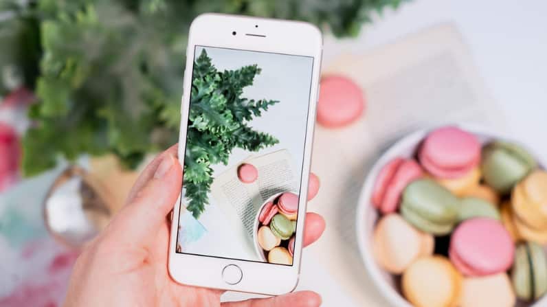 Sacando fotos de comida (Imagen referencial) | Fuente: Pixabay @Ylanite