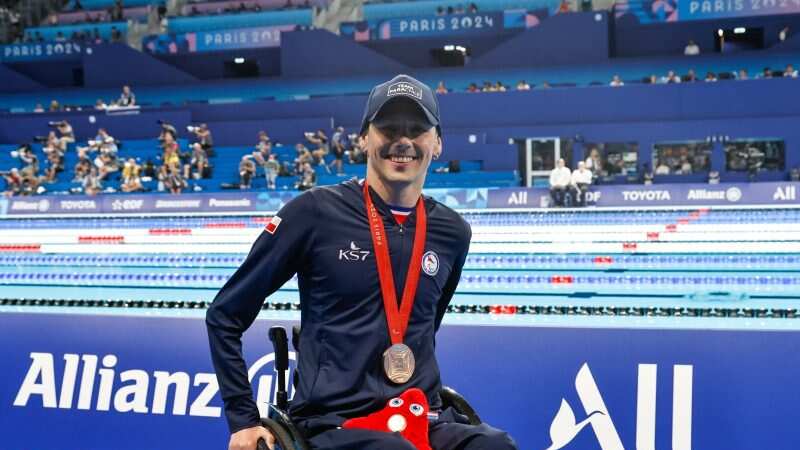 Nadador paralímpico Alberto Abarza sufre portonazo en Maipú