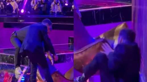 Una estrepitosa caída sufrió Karol Lucero en el estelar de Canal 13 El Purgatorio, cayendo de espaldas desde casi un metro y medio de altura. Esto, en el momento que relataba una anécdota de sus primeras experiencias en el arte amatorio.
El expanelista de Mucho Gusto contó cuando su madre ingresó a su dormitorio y lo descubrió practicando el autoconocimiento físico, por lo cual decidió saltar de su cama ante el “traumante” momento.
Fue justo en ese instante que Karol se cae de la silla y se va de espaldas al piso. Pero, eso no sería todo, porque al momento de querer levantar la pesada silla, su pie se resbala en uno de los escalones que son parte de la escenografía y tuvo la impactante caída de más de un metro de altura.