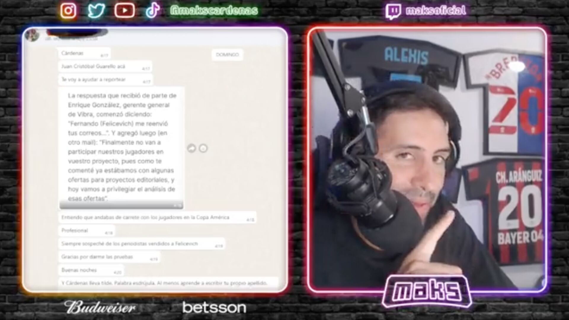 Cárdenas exhibiendo los mensajes de Guarello