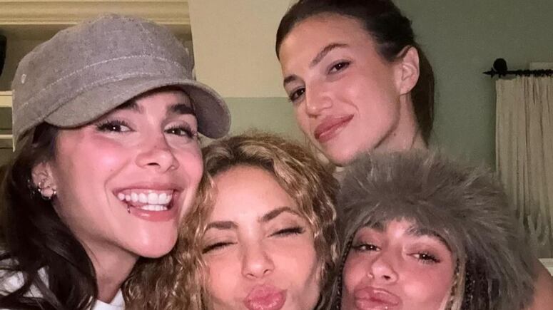 Shakira le canta a la soltería con sus amigas famosas.