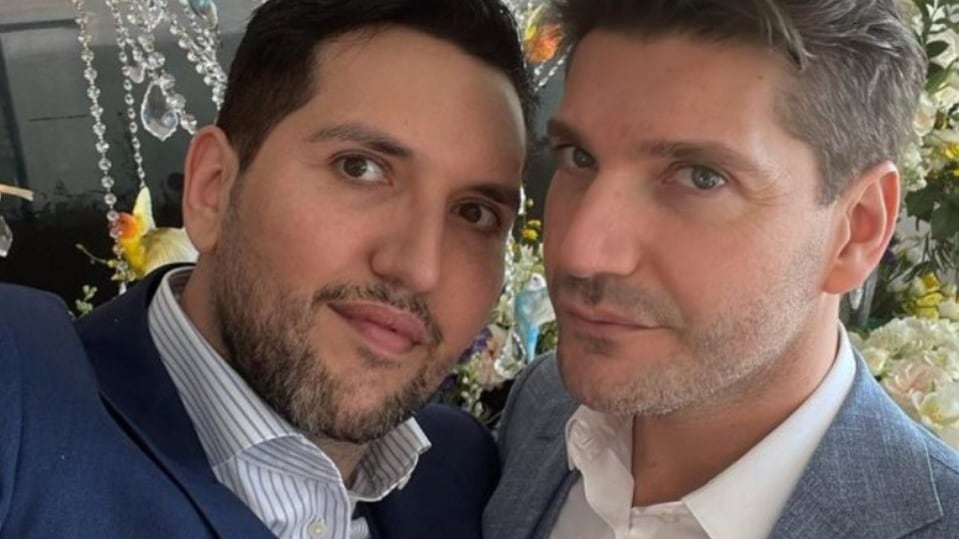 Juanito Yarur y su esposo